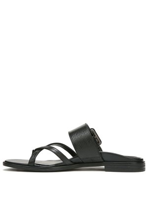 Zwarte sandalen met een platte zool, voorzien van drie slanke banden en een brede, textuurgegeven band over de voet. Minimalistisch ontwerp met subtiele accenten.