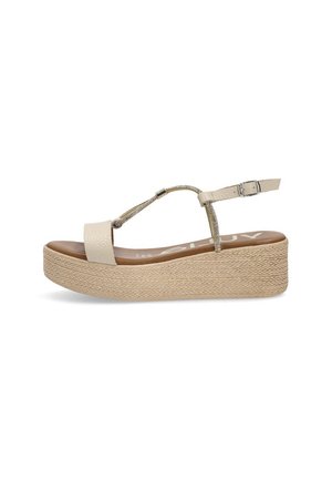 Sandalia plataforma con suela de yute trenzada, correas de cuero crema y una correa metálica en el tobillo. Presenta una superficie texturizada y un diseño minimalista.