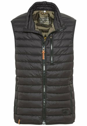Zwarte gewatteerde bodywarmer met een hoge kraag, horizontale doorgestikte lijnen, twee zakken met rits en een metalen rits. Voorzien van een label binnenin met recyclebaar materiaal.