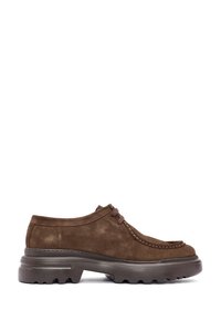 Chaussure en suede marron à lacets avec une épaisse semelle en caoutchouc sombre et une couture en forme de mocassin, présentée de profil sur fond blanc.