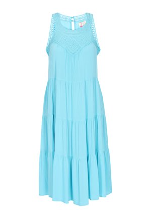 Jasnoniebieska bezrękawnikowa sukienka o warstwowej konstrukcji, z koronkowymi detalami na dekolcie i zapięciem na guziki z tyłu. Gładka tekstura materiału.