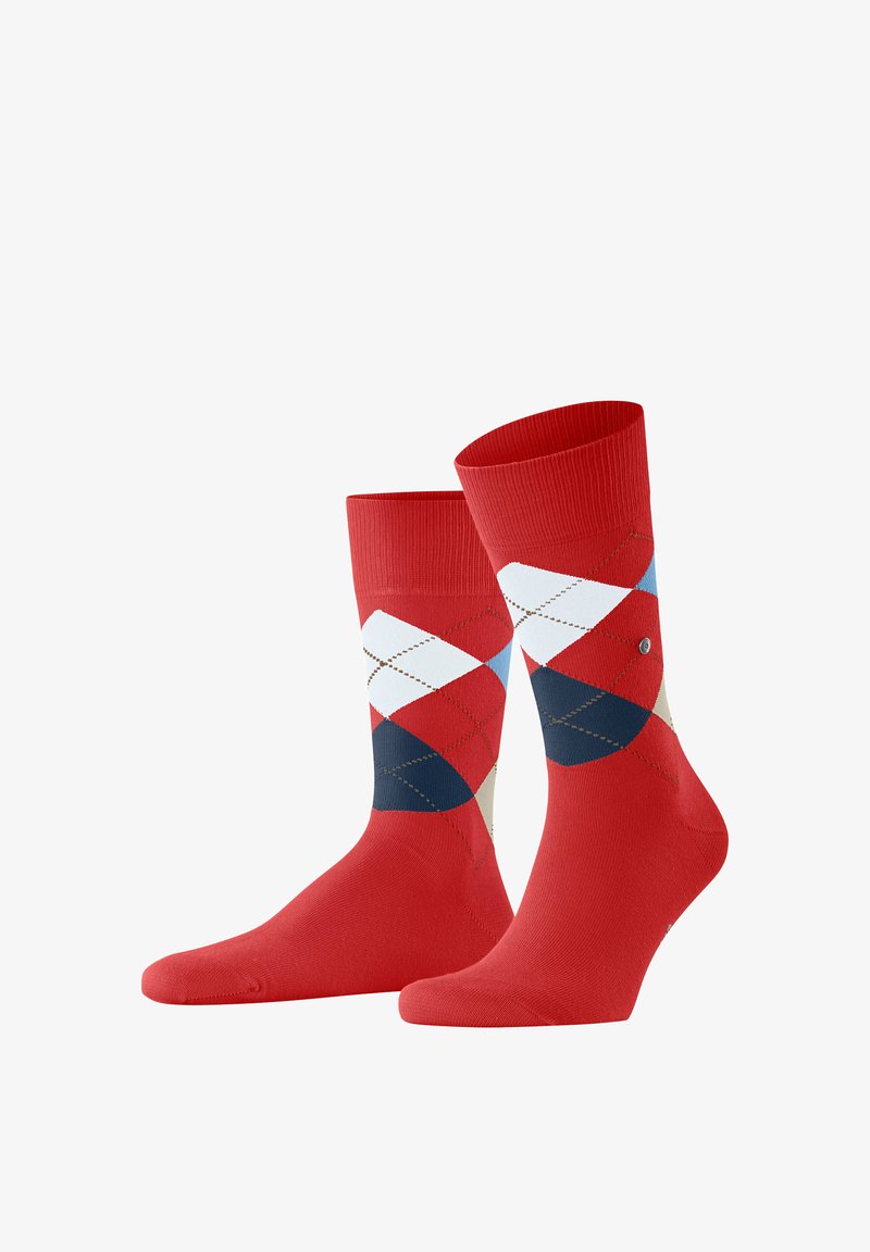 Paar rote Knöchelsocken mit einem mehrfarbigen Argyle-Muster in Weiß, Marineblau, Hellblau und Beige an den Seiten.
