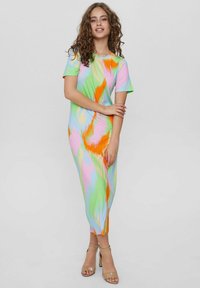 Rochie multicolor dintr-un material moale, cu un model abstract în nuanțe de verde, portocaliu, roz și albastru; mâneci scurte; croială până la gleznă.