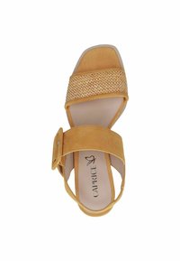 Sandalo in suede giallo con una fascia intrecciata sulla parte anteriore, fibbia regolabile alla caviglia e design della punta quadrata. Fodera interna liscia.