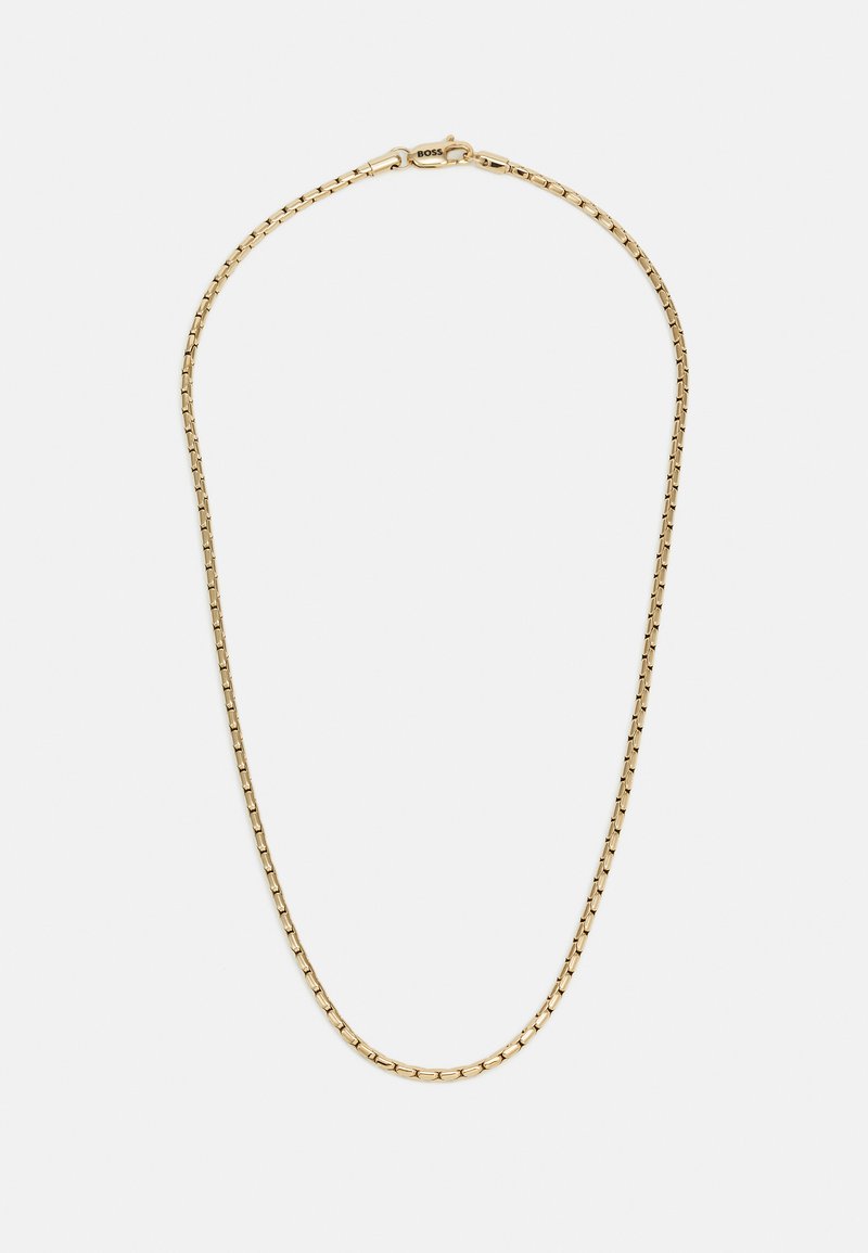 Collar de cadena de metal dorado que presenta eslabones rectangulares, un acabado pulido y un cierre con el logo de la marca. Diseño simple y elegante.