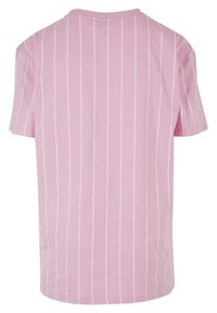 Růžové tričko s krátkým rukávem vyrobené z bavlny, s vertikálními bílými pruhy. Kulatý výstřih a rovný lem s volným střihem.
