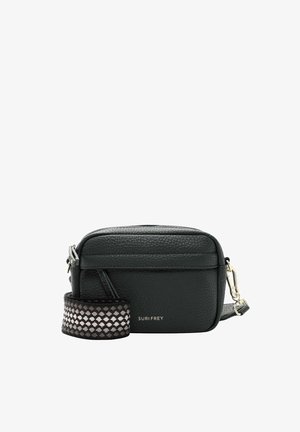 Zwarte gestructureerde leren crossbodytas met zilveren rits, zwart-witte patroon verstelbare band en "SURI FREY" logo aan de voorkant.