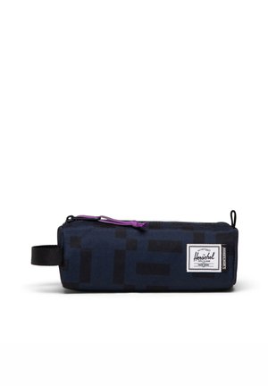 Trousse rectangulaire en tissu bleu foncé avec motif géométrique noir, fermeture éclair violette, poignée noire et étiquette blanche Herschel à l'avant.