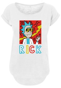 Bílý tričko s kulatým výstřihem a krátkými rukávy. Na tričku je karikatura postavy s modrými trny vlasů a slunečními brýlemi, které je orámované červeným a žlutým designem. Text zní "RICK" v barevných písmenech.