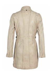 Cappotto in pelle beige con colletto alto, design svasato, maniche lunghe e vita segnato da una cintura. Presenta dettagli di cucitura verticale e un bottone sul retro.