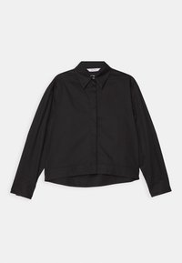 Camicia nera con colletto a punta, maniche lunghe e design cropped. Il tessuto appare liscio, con una leggera lucentezza e senza motivi.