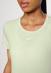 Nike Performance ONE LUXE - T-shirt desportiva - olive aura/silver