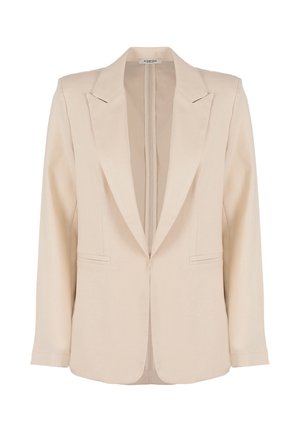 Blazer beige su misura con rever a incavo, maniche lunghe, due tasche a filetto frontali e un'etichetta all'interno del colletto.