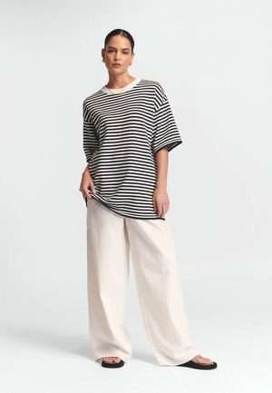 VACATION - Triko s potiskem - white navy stripe