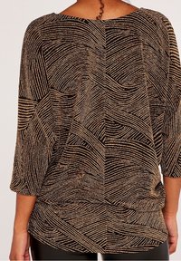 Haut noir et or métallique à manches trois-quarts, avec un motif ondulé, une texture douce et une coupe ample.