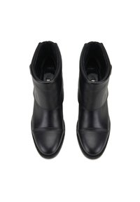 Bottines en cuir noir avec une finition lisse, bout rond et design à panneaux contrastants. L'intérieur est doté d'une doublure douce pour le confort.