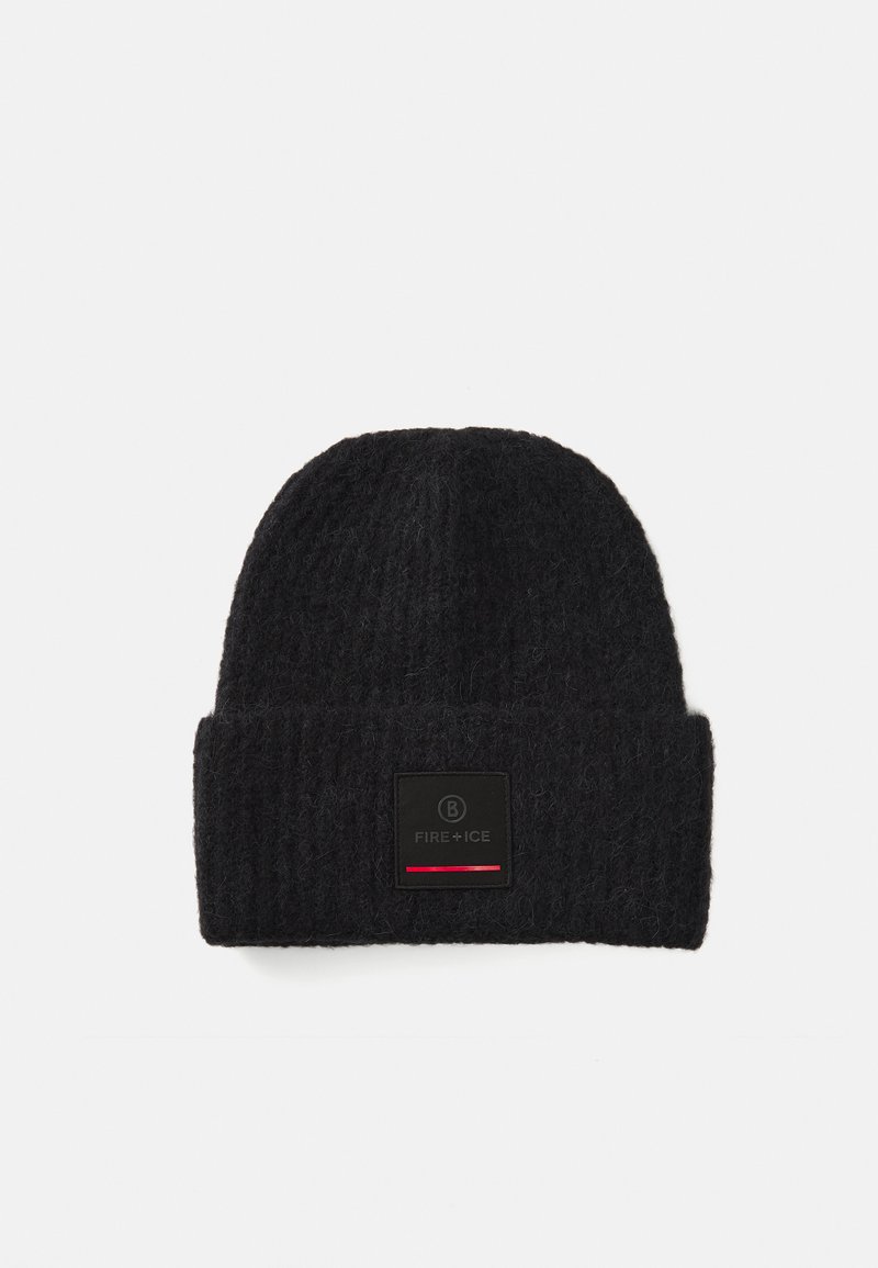 Beanie negru tricotat cu textură canelată, manșetă pliată și un patch rectangular cu logo-ul "FIRE + ICE" în alb și roșu.
