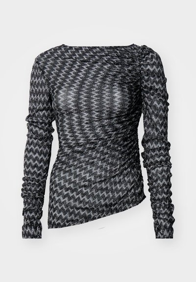 Haut à manches longues noir et argent en matériau texturé avec un motif en zigzag et des détails froncés sur les manches et sur le côté.