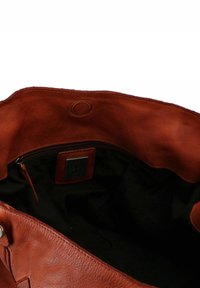 Borsa a spalla in pelle marrone con superficie testurizzata, apertura superiore e fodera interna nera. Presenta una tasca con zip e un'etichetta con il marchio all'interno.