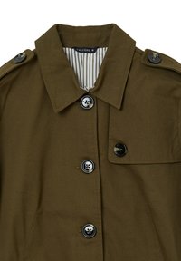 Trench coat verde oliva con bottoni bianchi e neri, spallini e fodera interna a righe.
