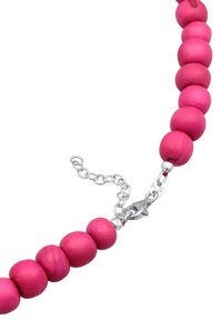 Collar de cuentas de madera rosa con un cierre de plata. Presenta una variedad de cuentas redondas, con una textura suave y una cadena de metal brillante.