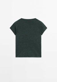 Donkergroene, korte mouwen t-shirt gemaakt van zacht, gestructureerd stof. De achterkant heeft een ronde halslijn en een ontspannen pasvorm.