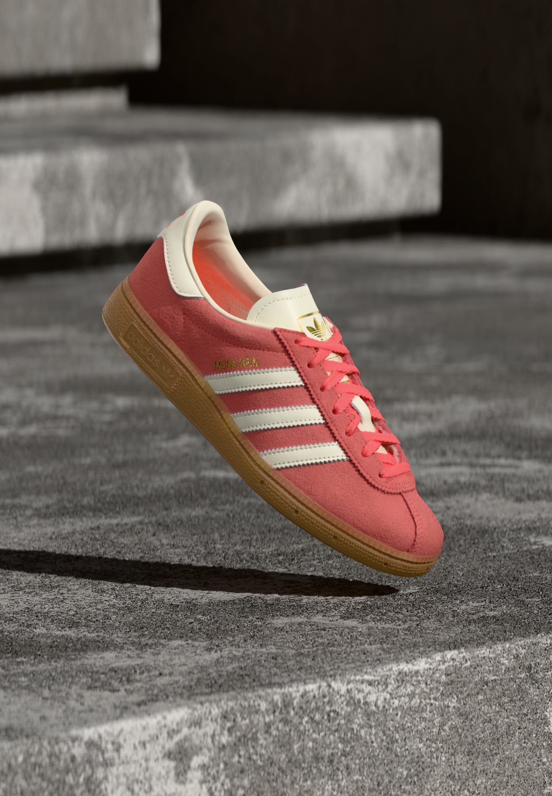 adidas Originals MUENCHEN - Tenisky - semi flash red/off white