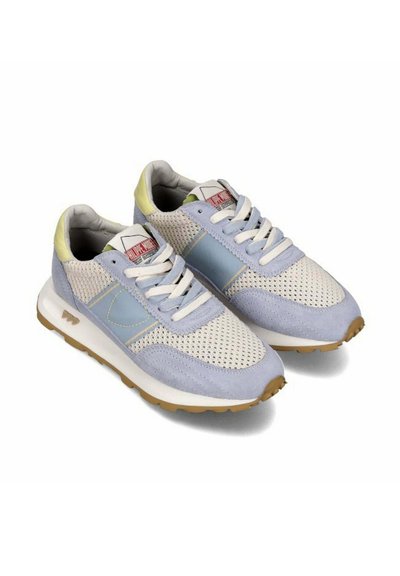 LYSEBLÅ SNEAKERS MED MESH OG SUEDE OVERDEL, HVIDE SNØRER OG GUMMISÅL. ACCENTER INDEHOLDER EN LYSGUL HÆL OG BRANDE.