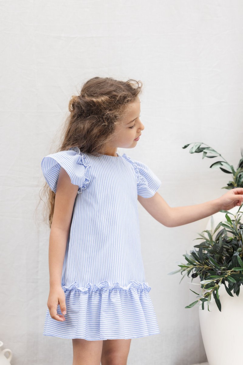 Μπλε και λευκό ριγέ φόρεμα με κοντά μανίκια βολάν και φαρδύ στρίφωμα με βολάν, κατασκευασμένο από ελαφρύ ύφασμα. Διακοσμημένο με διακριτή υφή.