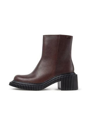 Stivaletto in pelle marrone con suola in gomma nera scanalata e tacco a blocco, con tomaia liscia e cuciture laterali.