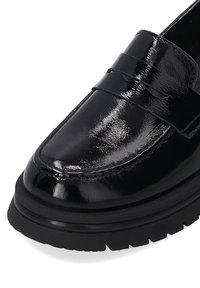 Zwarte gepatineerde leren instapper met een ronde neus, verhoogde naaddetails en een dikke rubberen zool voor extra grip.