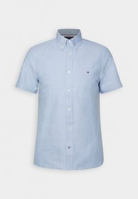 Chemise bleu clair à manches courtes avec boutons, col boutonné et petit logo brodé sur la poitrine gauche.