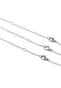 Tři stříbrné řetízky s kulatými články a uzávěry na karabinku leží vedle sebe na bílém pozadí.