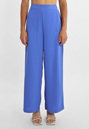 Pantaloni a gamba larga blu realizzati in un tessuto morbido e leggero. Vita alta con finitura piatta, caratterizzati da una vestibilità ampia e un taglio dritto.
