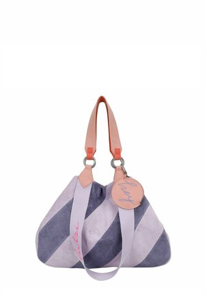 Grande borsa in tessuto morbido con strisce diagonali viola e lavanda. Presenta manici in pelle rosa e un'etichetta rotonda con la scritta "hey" in azzurro chiaro.