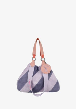 Grande borsa in tessuto morbido con strisce diagonali viola e lavanda. Presenta manici in pelle rosa e un'etichetta rotonda con la scritta "hey" in azzurro chiaro.