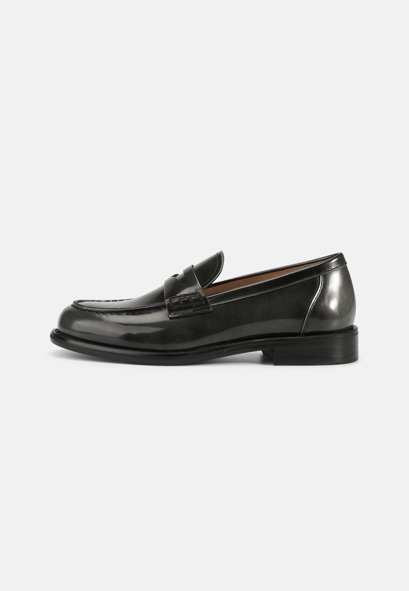 Loafers din piele patent neagră cu un design structurat, vârf rotund și detalii cusute pe partea superioară, având un toc jos stratificat.