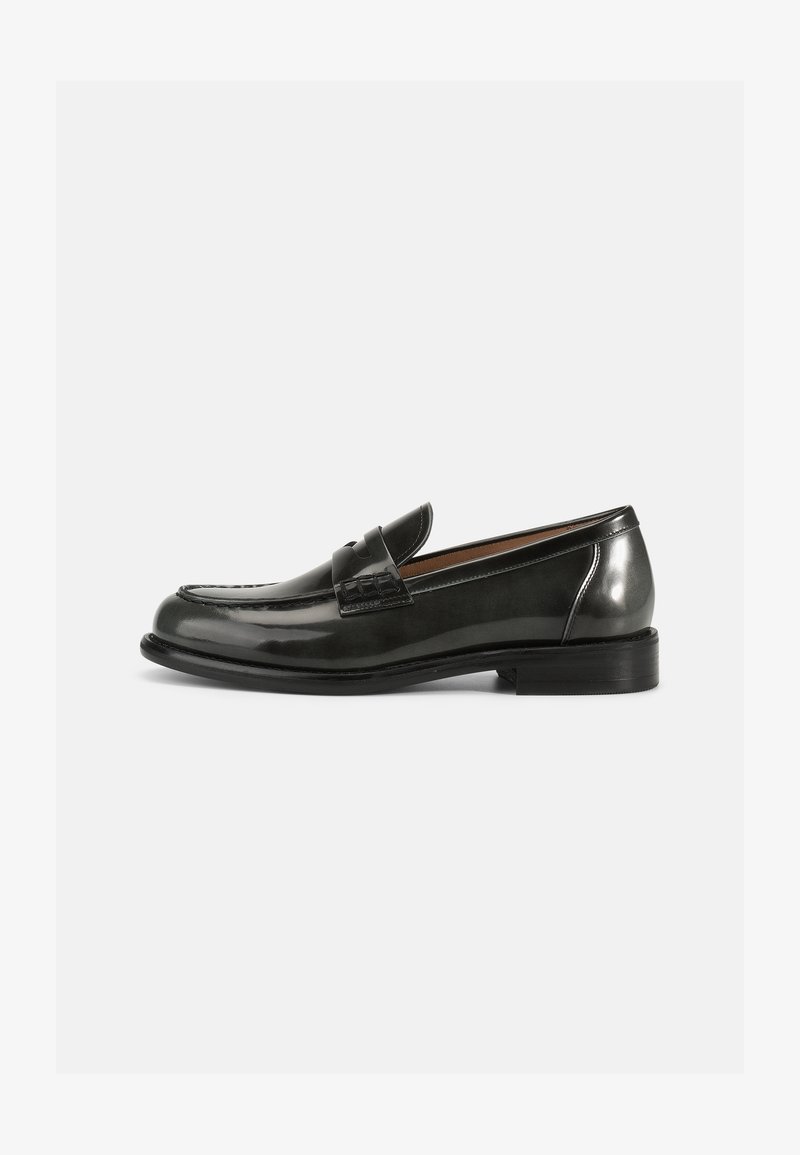 Loafers din piele patent neagră cu un design structurat, vârf rotund și detalii cusute pe partea superioară, având un toc jos stratificat.