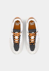 Nike SB VERTEBRAE UNISEX - Zapatillas - summit white/monarch/phantom dark smoke grey/sail