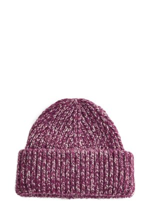 Strikket hue i bordeaux og creme nuancer, med ribbet kant og tekstureret mønster, lavet af en uld-blanding.