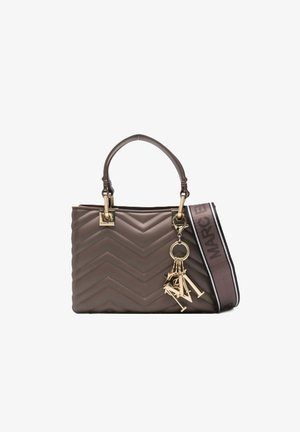 Borsa trapuntata marrone con doppi manici, pendenti con lettere in tono oro e tracolla in tessuto con marchio staccabile.