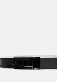 Svart bälte med en texturerad yta, med en rektangulär metallspänne med geometrisk design. Släta kanter och en elegant utseende.