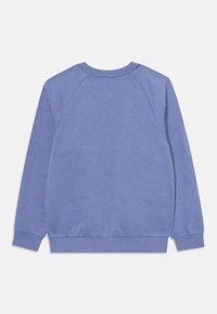 Sudadera de cuellos redondos de manga larga en color azul, con puños y dobladillo acanalados, exhibida de forma plana sobre un fondo blanco, vista posterior.