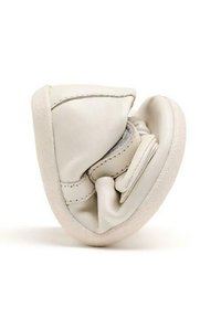 Stivaletti in pelle bianca con una forma morbida e arrotondata, caratterizzati da un design a risvolto e cuciture a contrasto. Suola testurizzata per una buona aderenza.