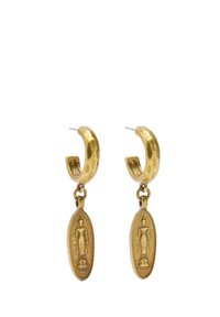 Złote kolczyki w formie obręczy z teksturowanym wzorem, z owalnym zawieszeniem poniżej, wytłoczonym z postacią, przymocowanym małą pętelką.