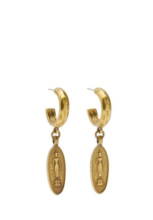Złote kolczyki w formie obręczy z teksturowanym wzorem, z owalnym zawieszeniem poniżej, wytłoczonym z postacią, przymocowanym małą pętelką.