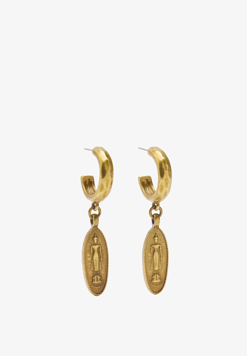 Złote kolczyki w formie obręczy z teksturowanym wzorem, z owalnym zawieszeniem poniżej, wytłoczonym z postacią, przymocowanym małą pętelką.