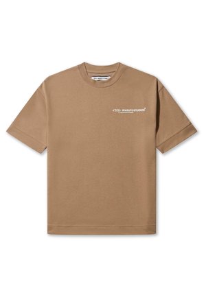 Tricou din bumbac maro cu mâneci scurte, de tip crew neckline, având un grafic de text alb pe partea din față. Textură netedă cu o croială lejeră.
