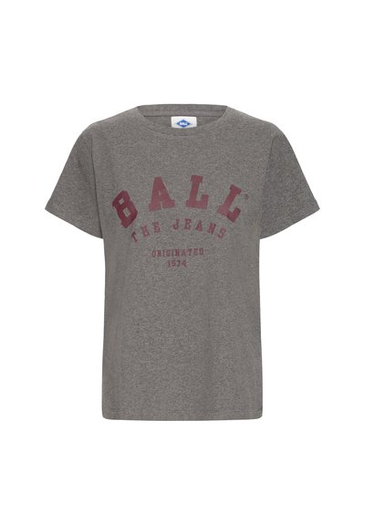 Grå T-shirt med rund halsudskæring og korte ærmer. Har fedt rødt tekst, der står "BALL THE JEANS ORIGINATED 1974" på forsiden.