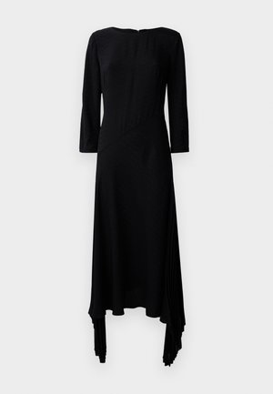 Lang svart kjole med trekvart ermer, med asymmetrisk folding i kanten og et subtilt teksturert mønster. Elegant og stilfullt design.